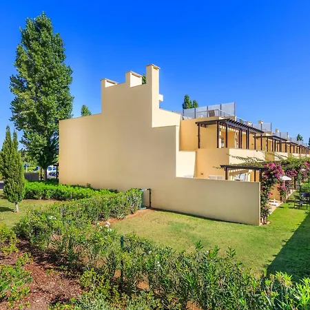 Outstanding 3 Bedroom Townhouse Holiday home